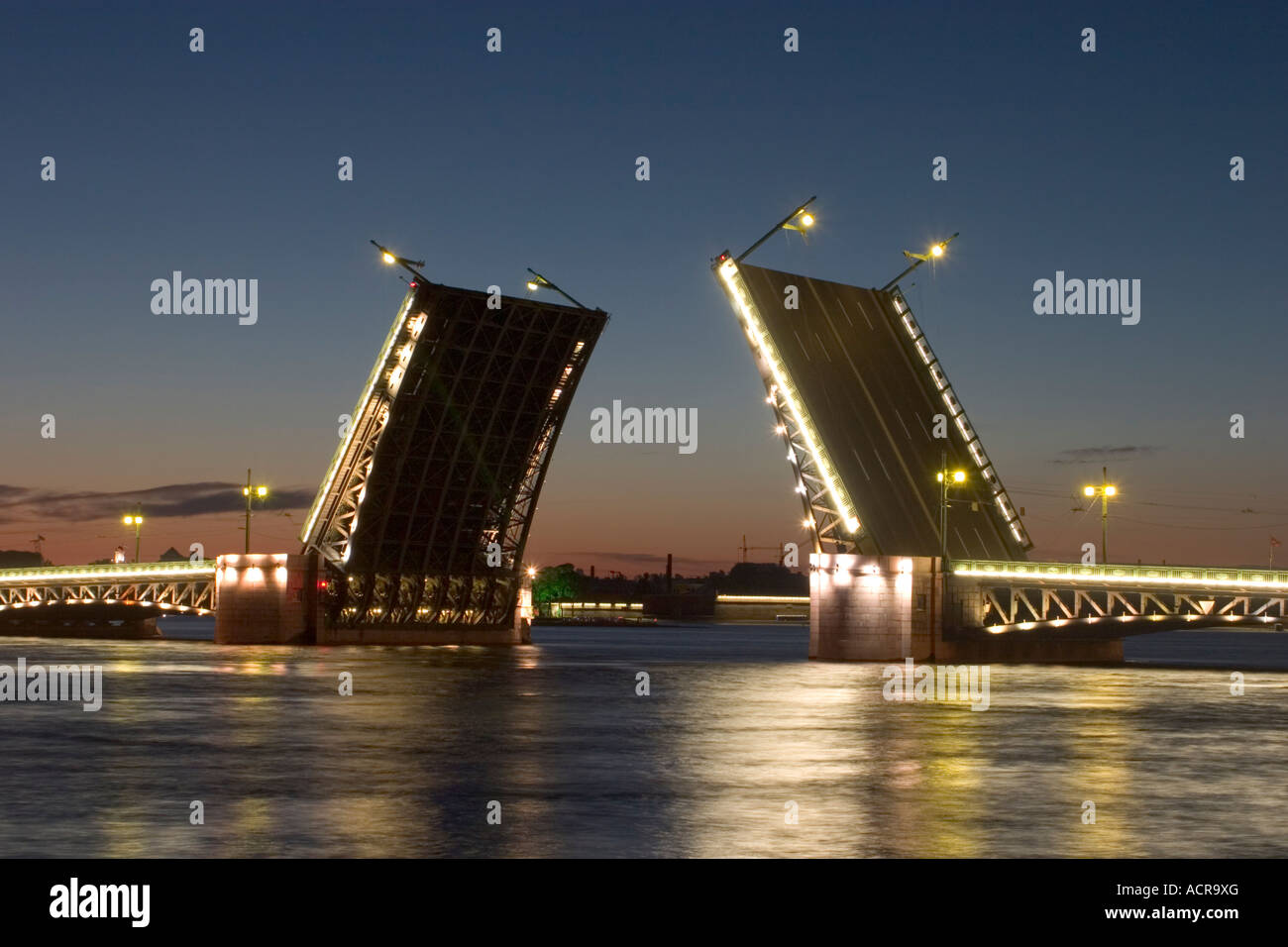 Weiße Nacht in St. Petersburg, die Schlossbrücke. Russland Stockfoto