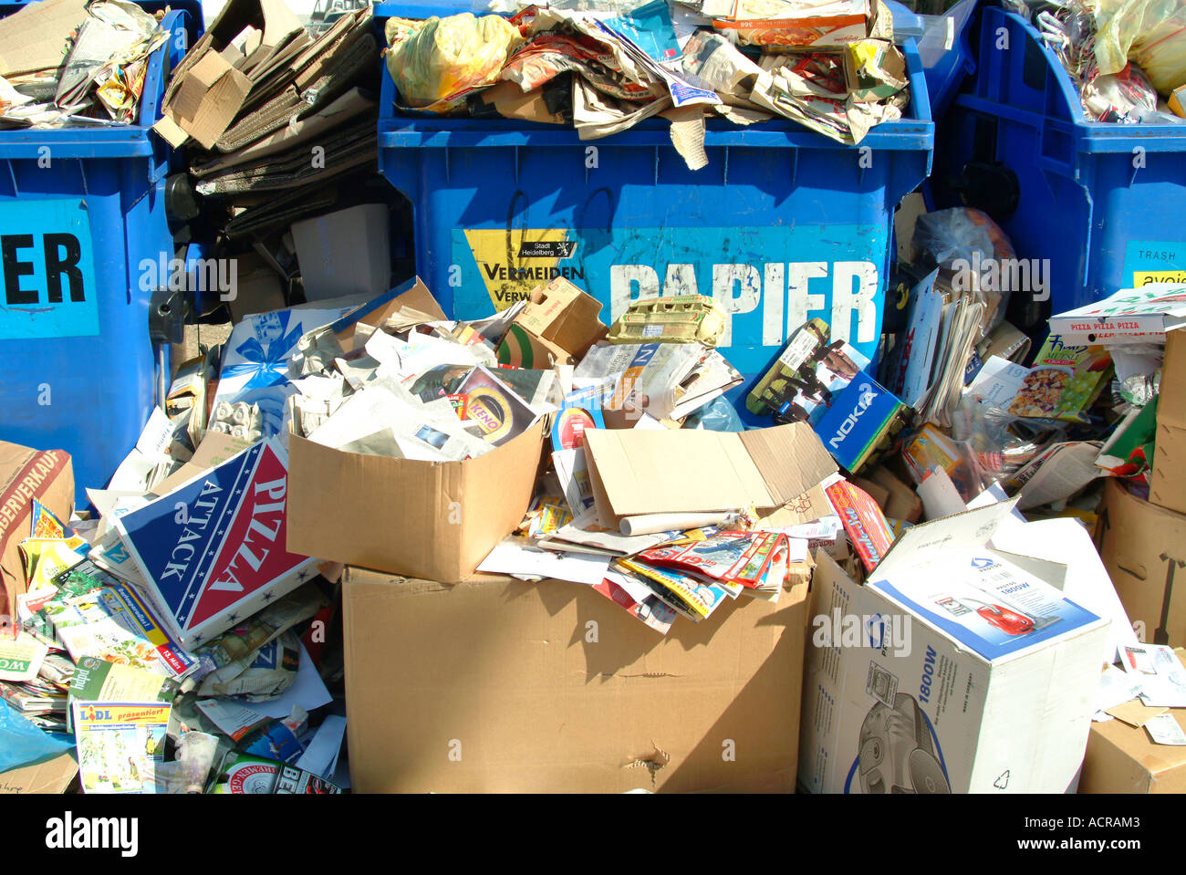 Container für Recyclingpapier Überfüllter Altpapiercontainer eng Stockfoto