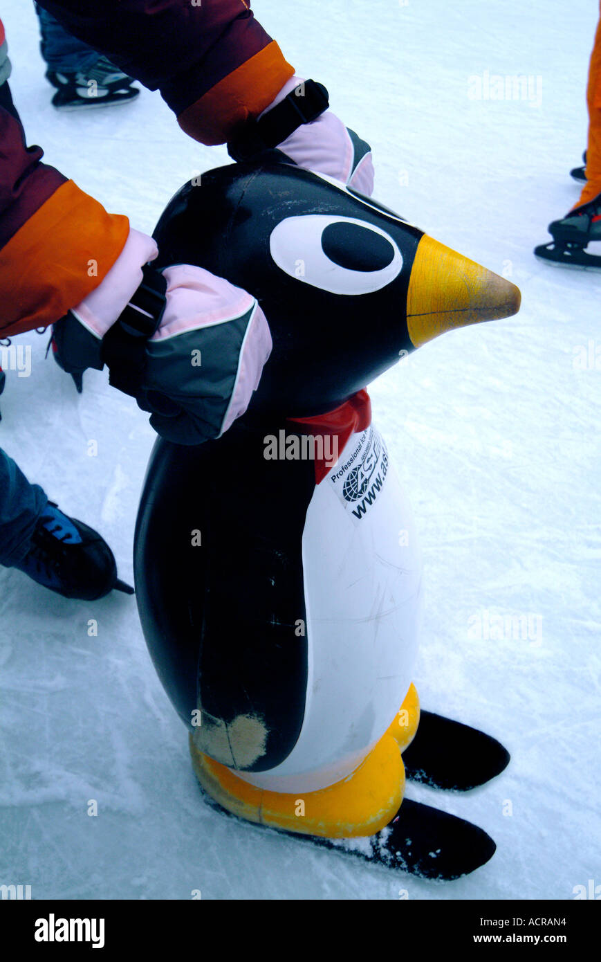 Pinguin aus Holz wie Eis-Eislauf Assistence Holzpinguin als Eislaufhilfe  Stockfotografie - Alamy