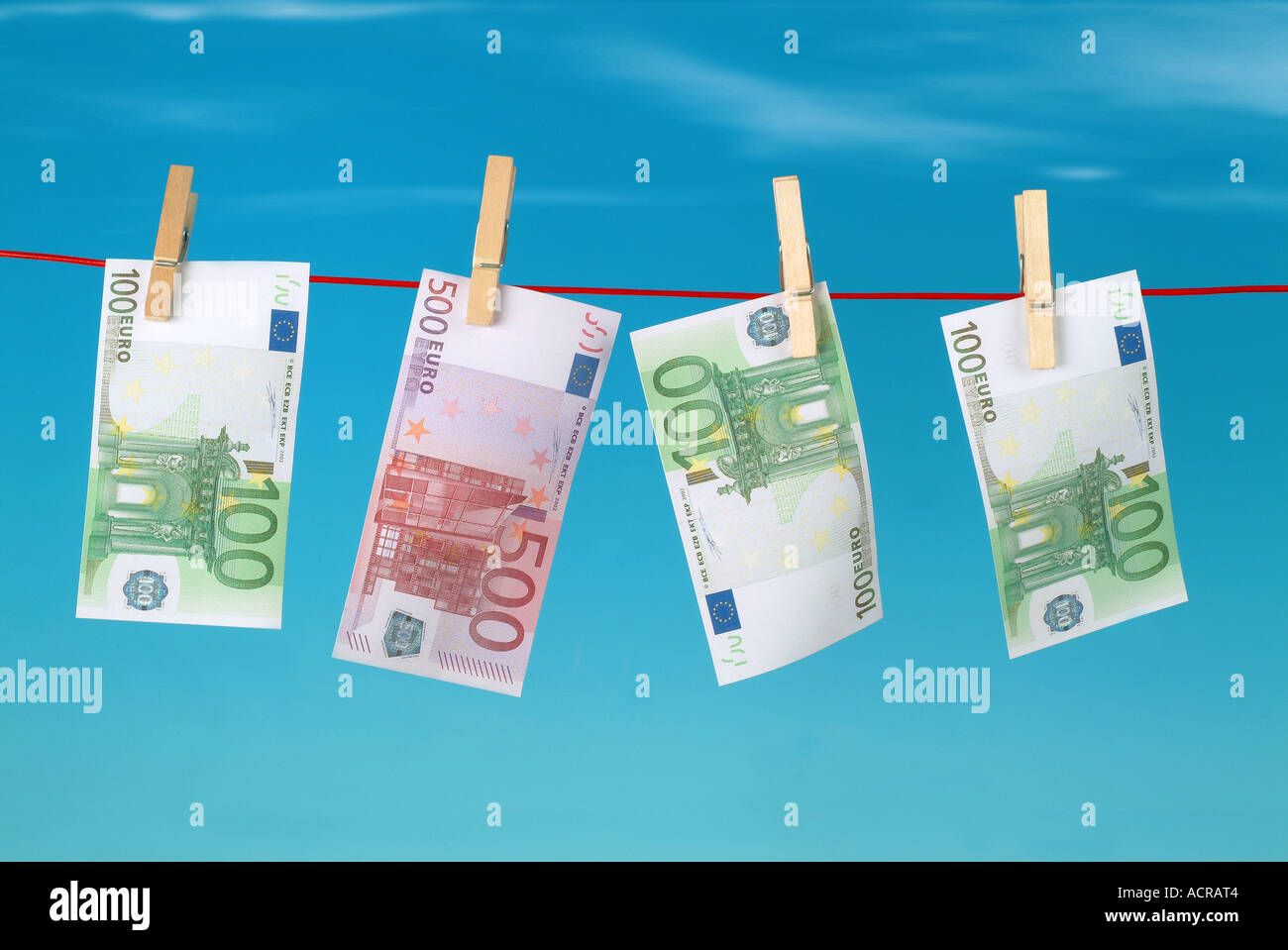 Euro auf einer Wäscheleine Euro Auf Dokumentarspiel Stockfoto