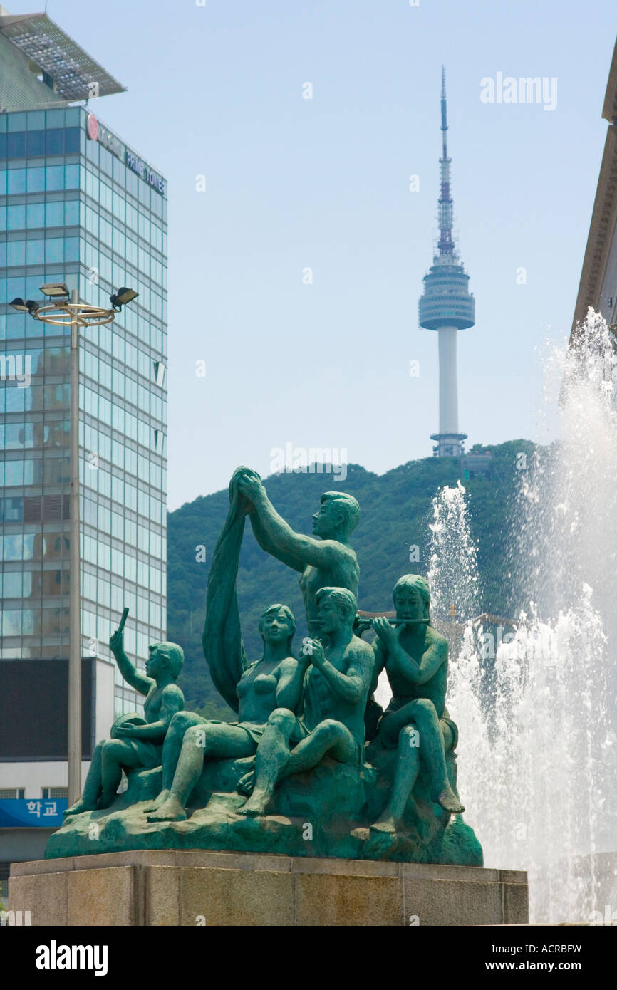 Patriotische öffentliche Statue und N Seoul Tower Seoul Südkorea Stockfoto