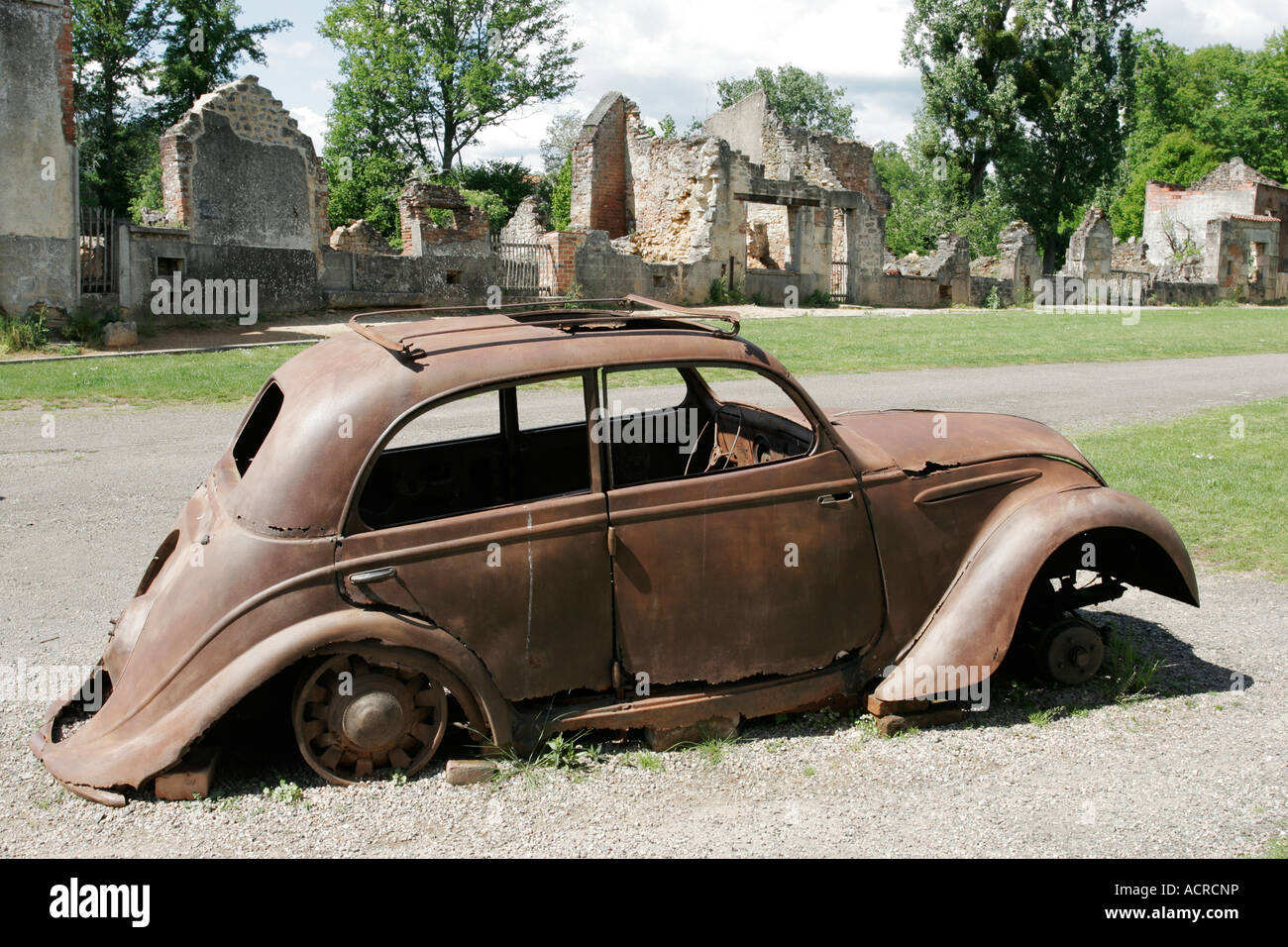 Oradour-Sur-Glane - das Auto der Arzt Desourteaux (ein Peugeot Modell 202) im französischen Dorf, Schauplatz eines Massakers 1944 nazi Stockfoto