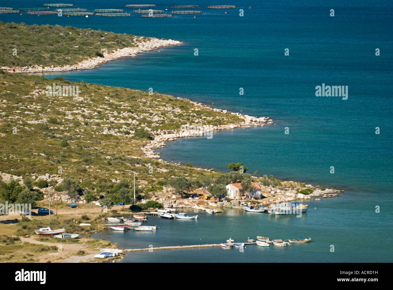 Fischfarm in einer geschützten Bucht in Karaburun Izmir, Türkei Stockfoto
