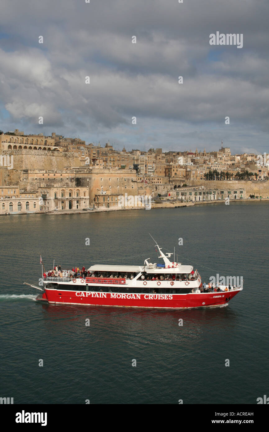 Ausflugsschiff vor Valletta, Malta Stockfoto