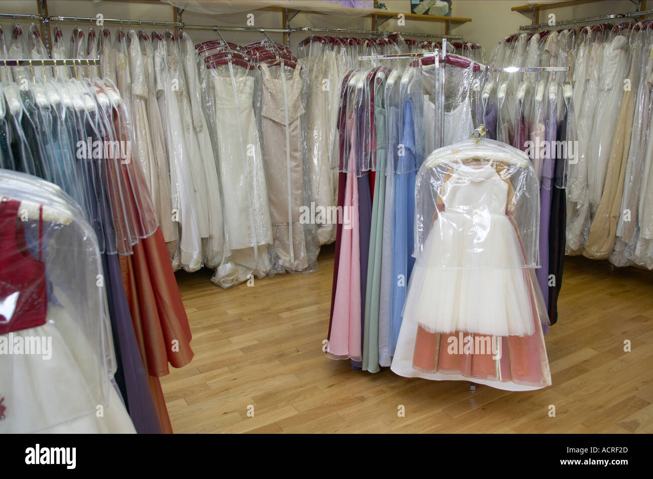 Anzeige der Brautkleider in einem Designer-outlet Stockfoto