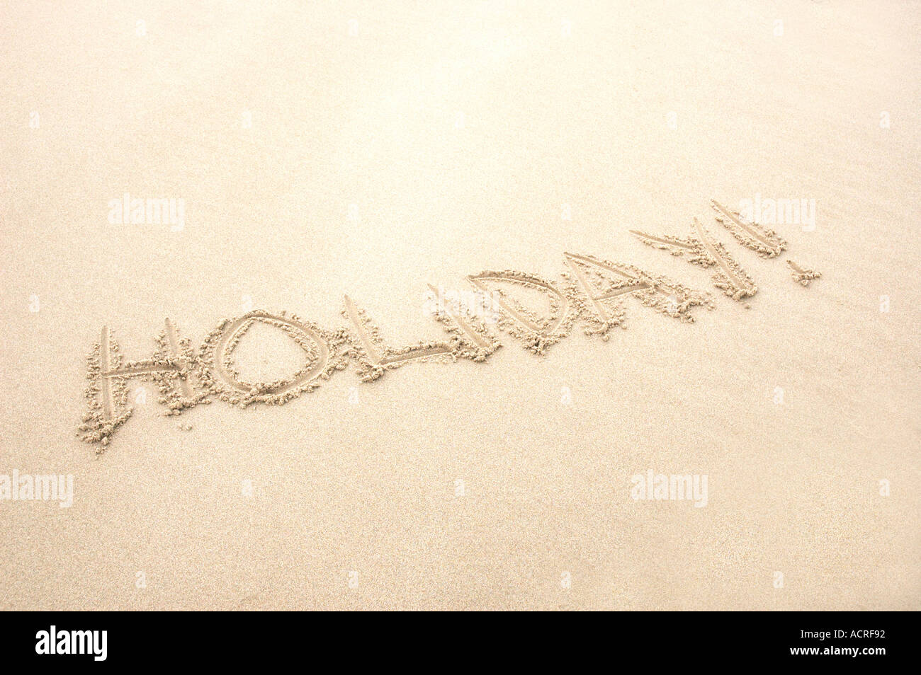 Wort-Urlaub in Sand am Strand geschrieben Stockfoto