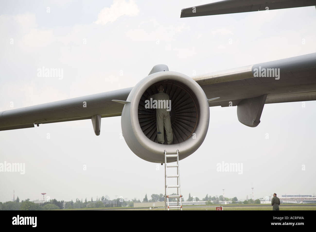 Techniker überprüfen Turbine, US Air Force Bomber, ILA 2006 Berlin Ausstellung Deutschland Stockfoto