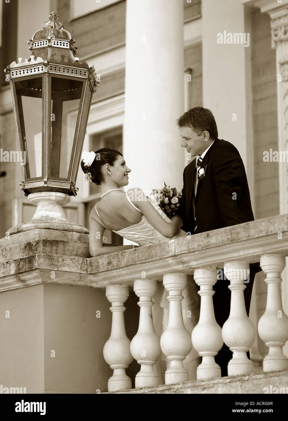 Neu Stand verheiratet paar am Hotel Balkon romancing Stockfoto