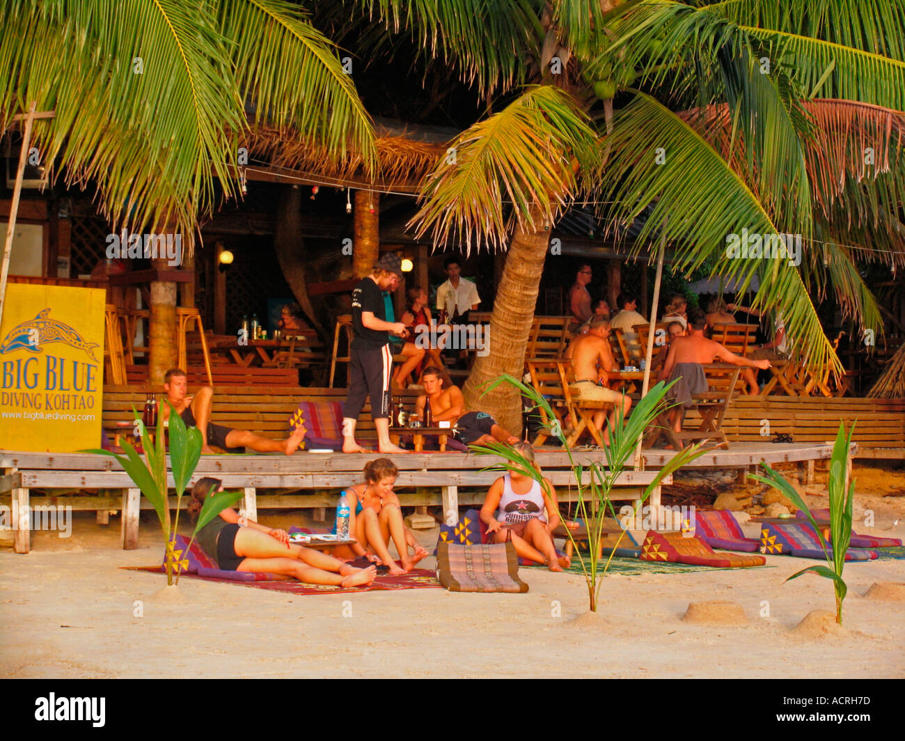 Junge Menschen entspannen in bar Hat Sai Ri Strand Koh Tao Insel Thailand Stockfoto