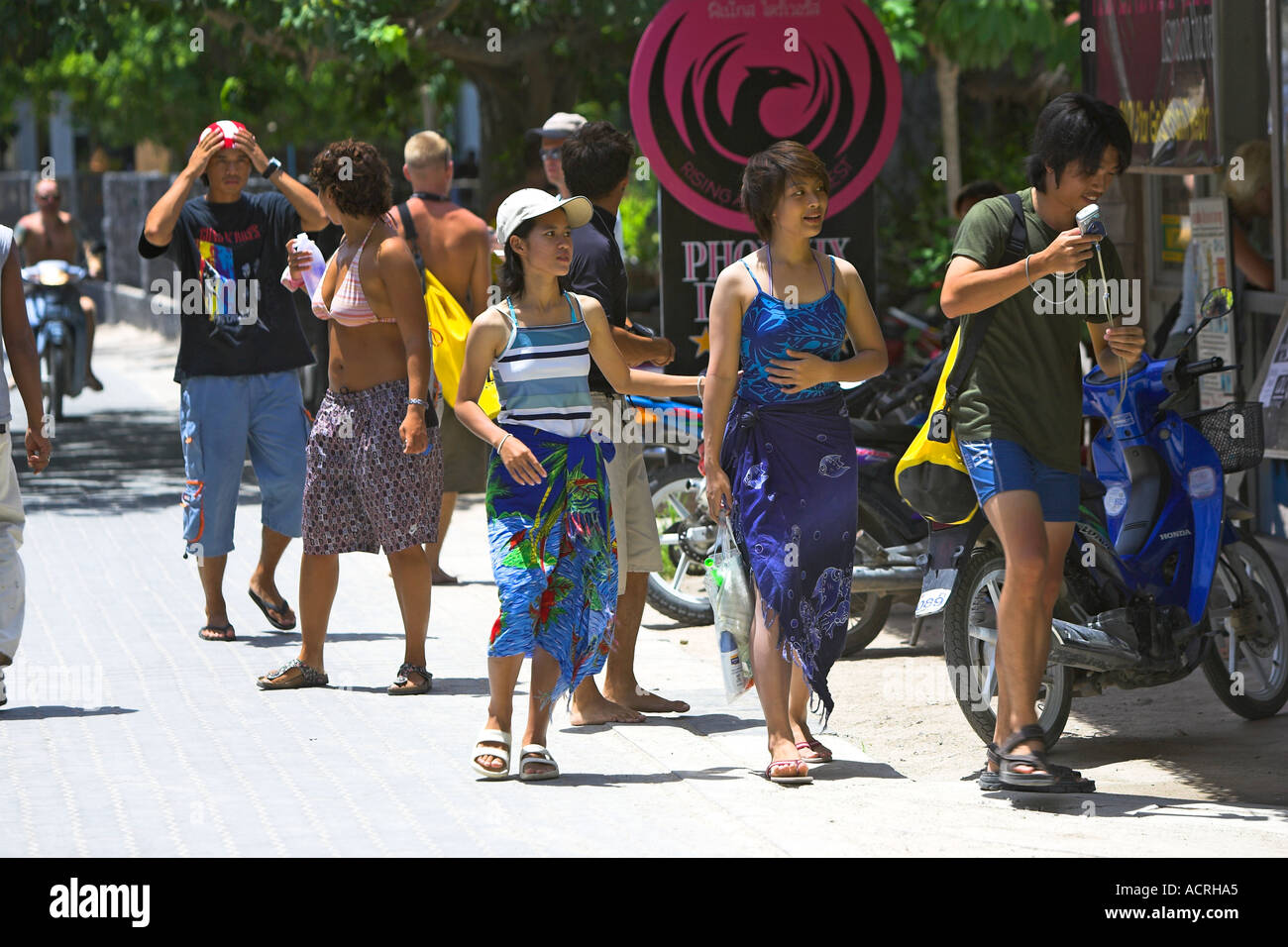 Junge Besucher schlendern entlang Pfad Hat Sai Ri Strand Koh Tao Insel Thailand Stockfoto