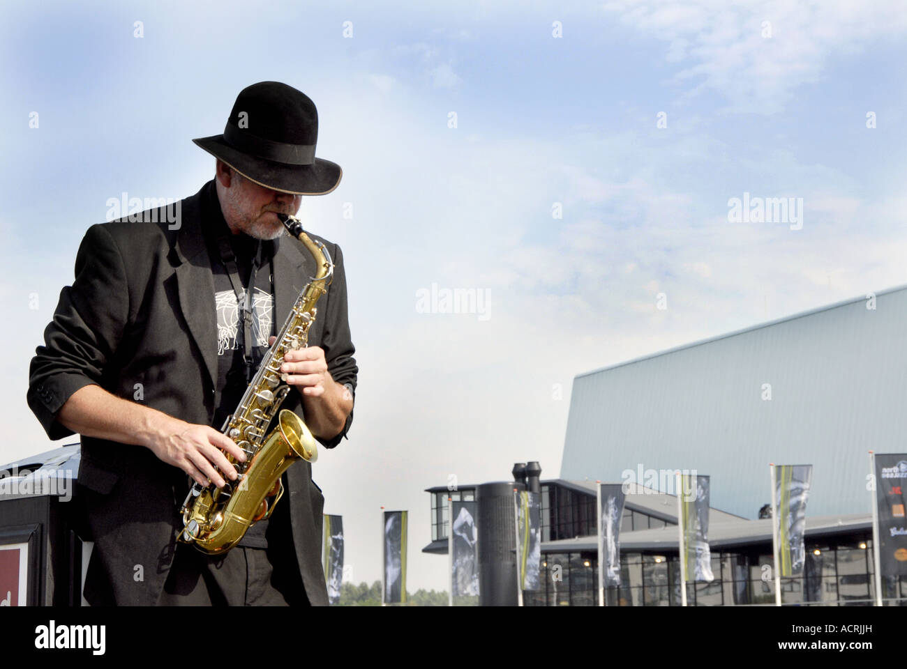 Ein Jazz-Saxophon Straßenmusiker spielt außerhalb auf dem North Sea Jazz Festival an der komplexen Ahoy Rotterdam Niederlande Juli 2007 Stockfoto