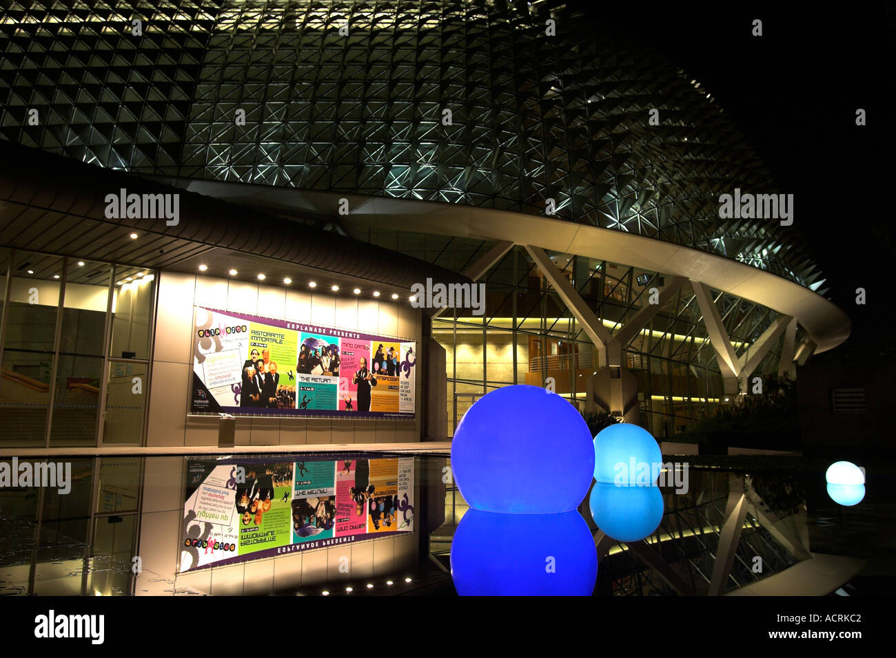 Dekorative blaue Kugeln außerhalb Esplanade - Theater On The Bay leuchtet in der Nacht-Singapur Stockfoto