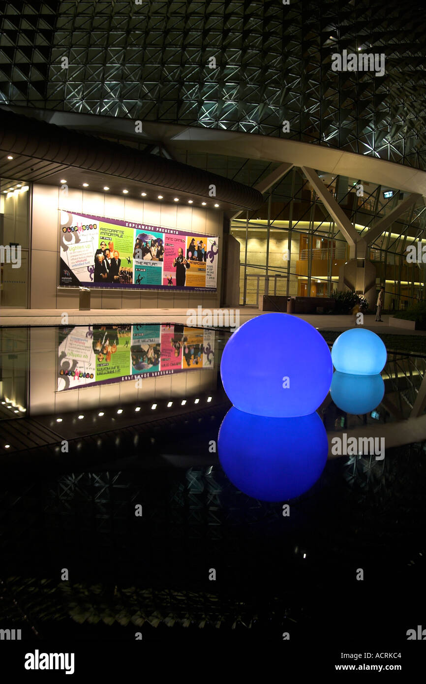 Dekorative blaue Kugeln außerhalb Esplanade - Theater On The Bay leuchtet in der Nacht-Singapur Stockfoto
