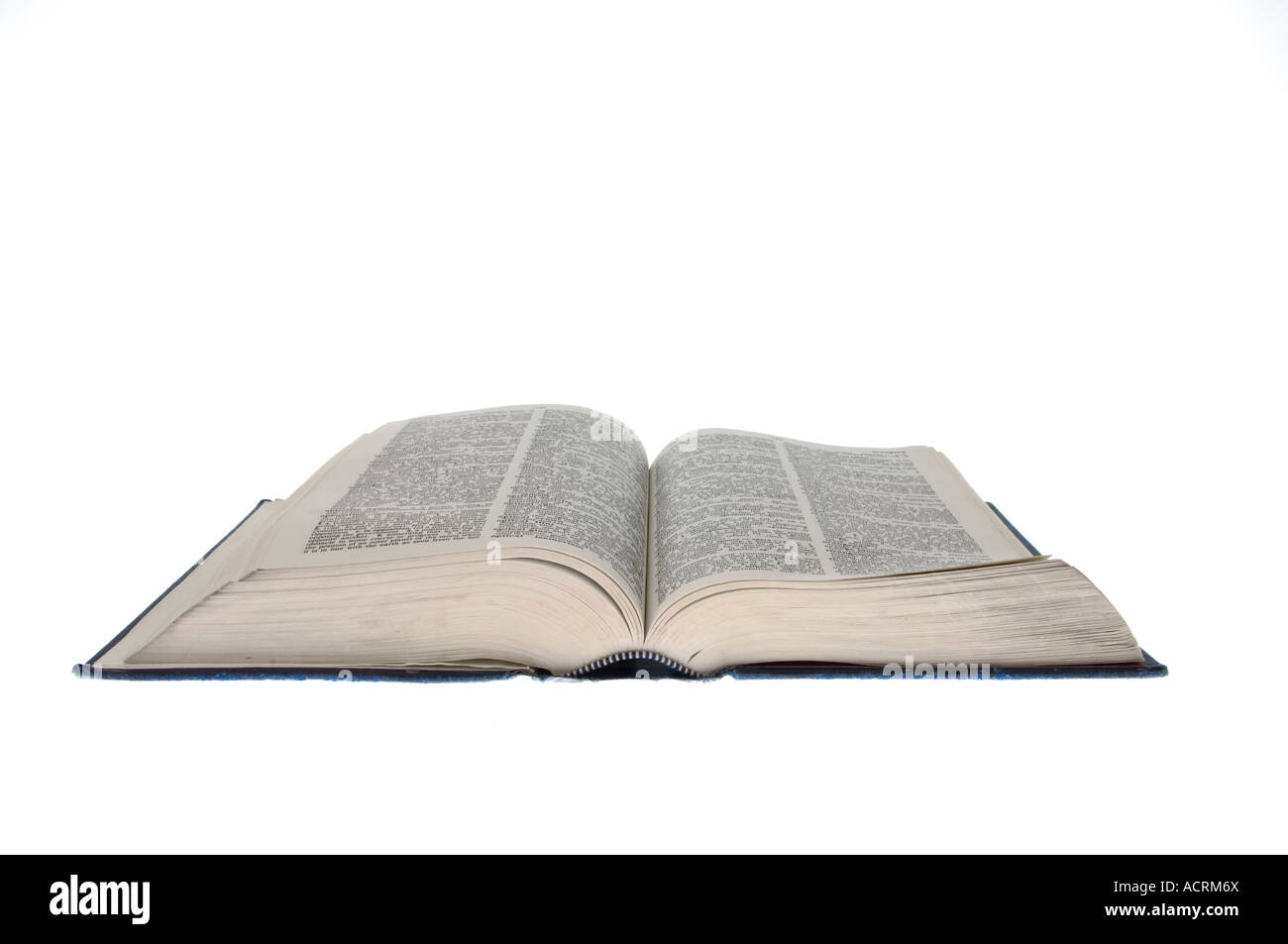 Ein offenes Wörterbuch auf einer weißen Fläche - ein offenes Buch Stockfoto
