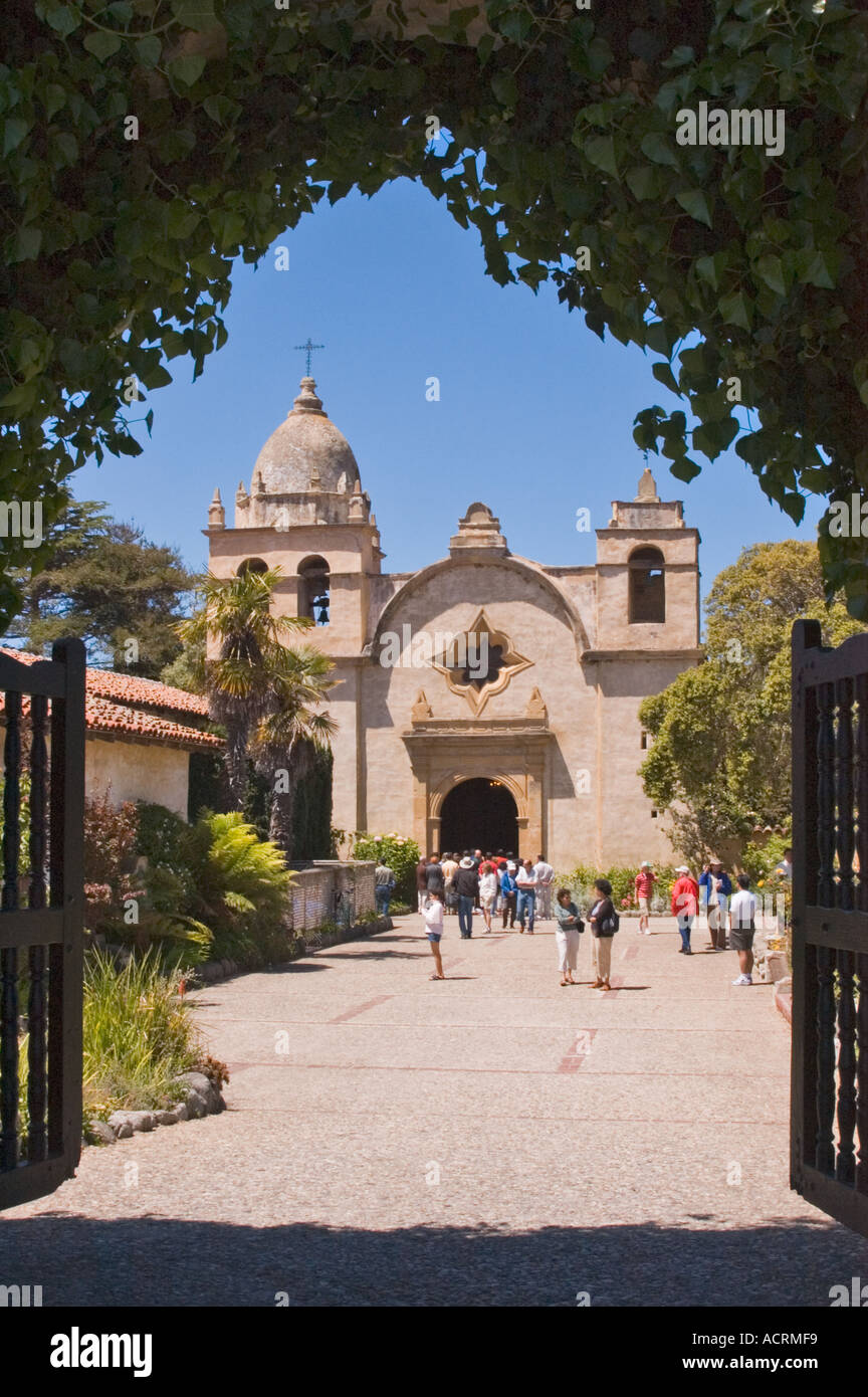 Mission San Carlos Borromeo del Rio Carmelo mit Gemeindemitglieder im Hof vor der Masse Carmel Kalifornien Stockfoto