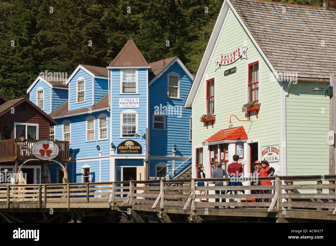 Geschäfte entlang der historischen Creek Street in Ketchikan Alaska auch Dolly s Haus, einem ehemaligen Bordell jetzt offen für Touren auf der rechten Seite Stockfoto