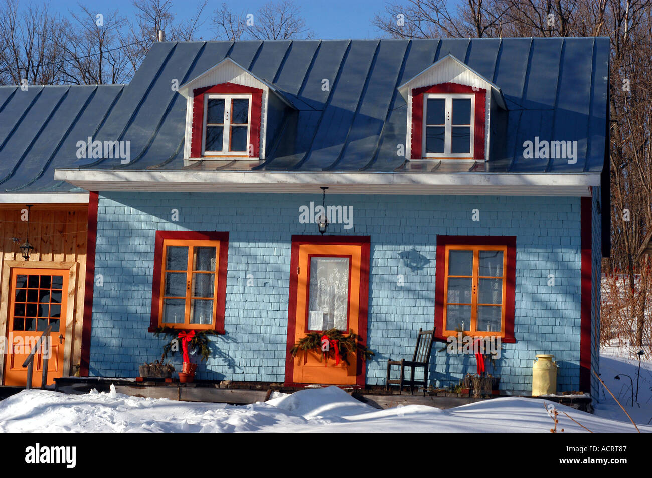 Blaues Haus im Bereich Winter Moneregie Provinz Quebec Kanada Stockfoto