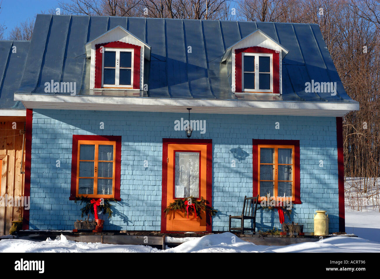 Blaues Haus im Bereich Winter Montérégie Provinz Quebec Kanada Stockfoto