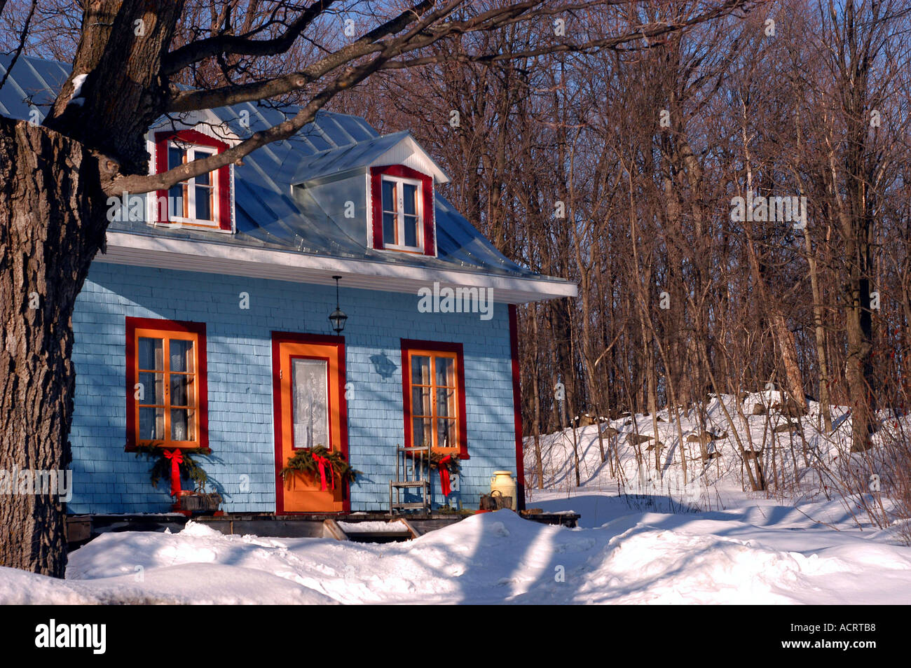 Blaues Haus Winter Montérégie Region Quebec Kanada Stockfoto