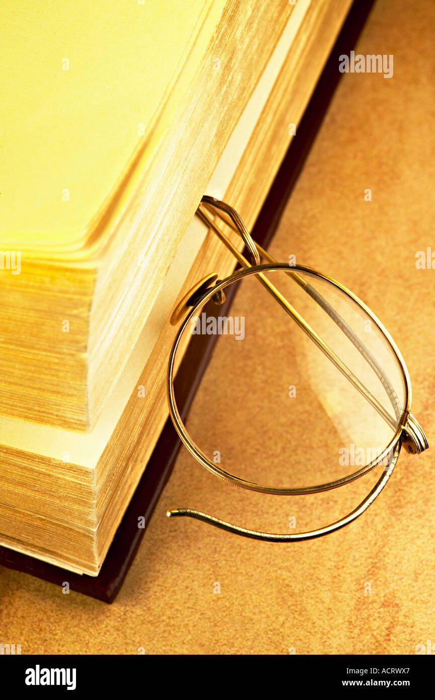 Draht-Brille als Lesezeichen Stockfoto