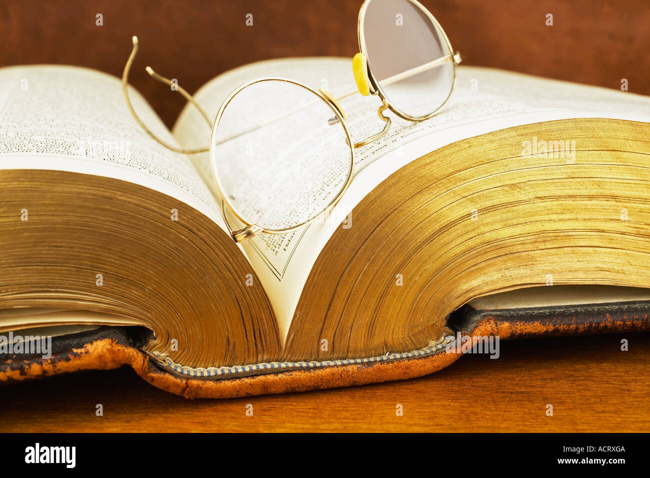 Draht-Brille ruht auf alten offenes Buch Stockfoto