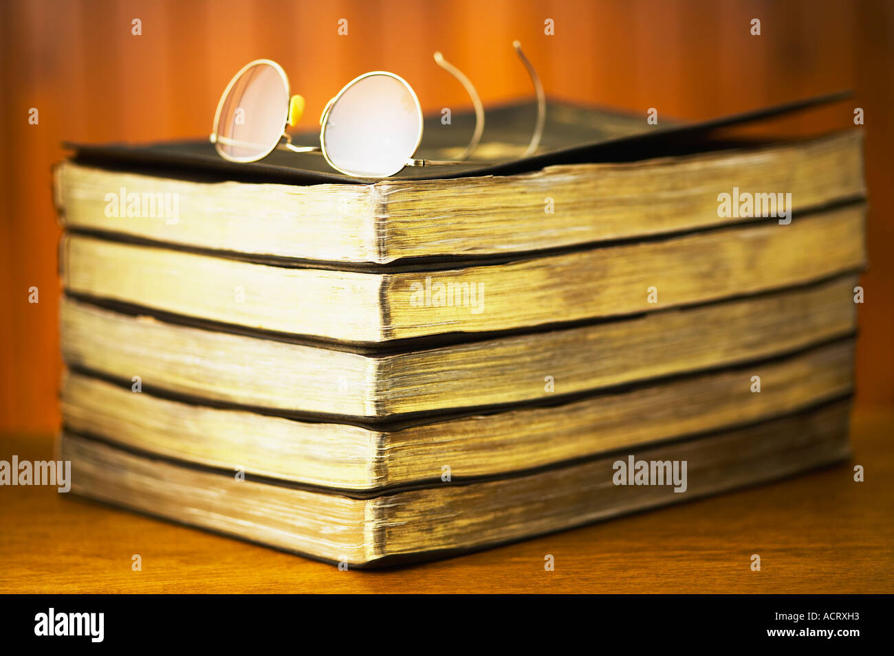 Draht-umrandeten Brille ruht auf Stapel alter Bücher Stockfoto
