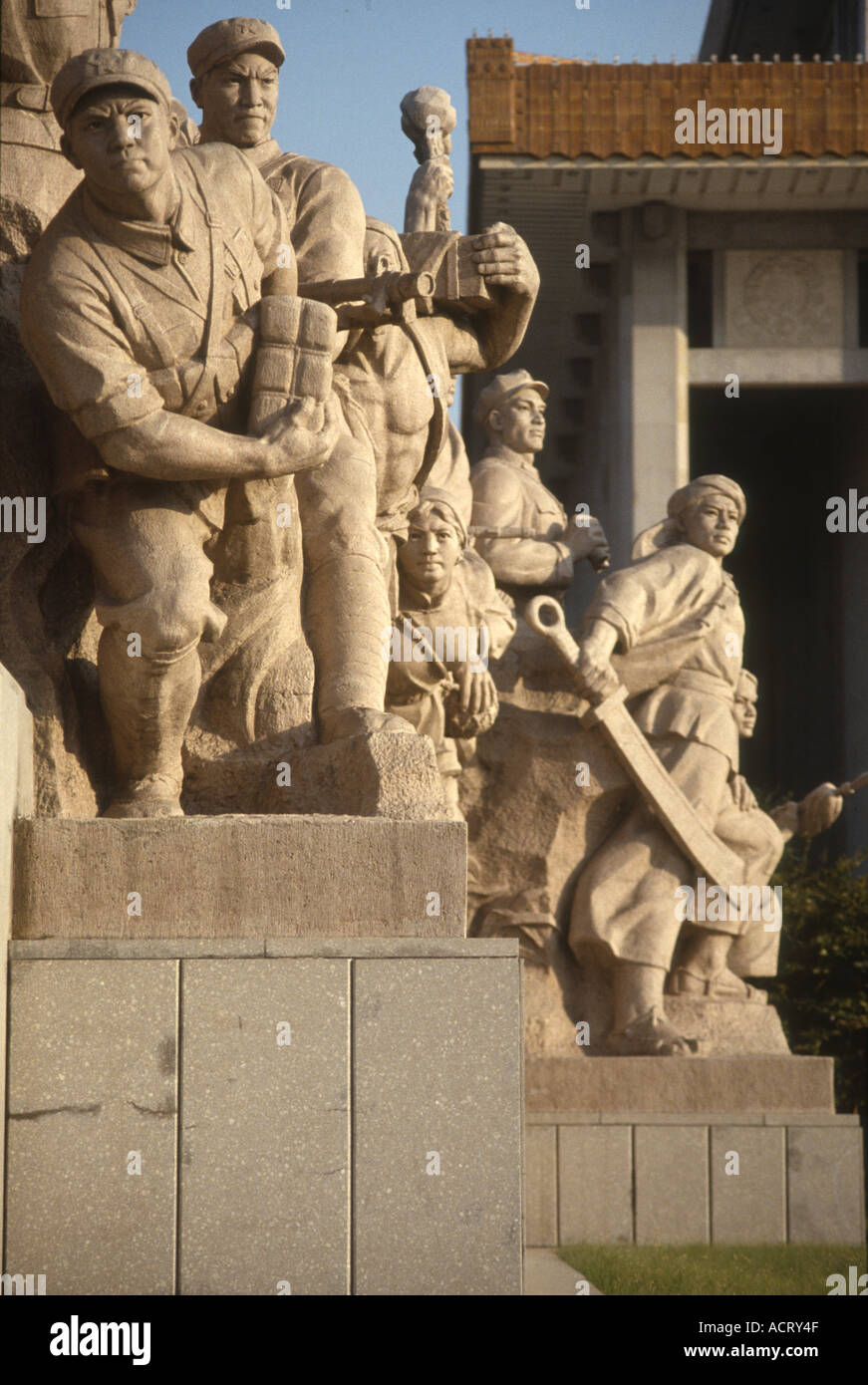 Teil der Statue vor dem Mausoleum des Vorsitzenden Mao in Peking Platz des himmlischen Friedens Stockfoto