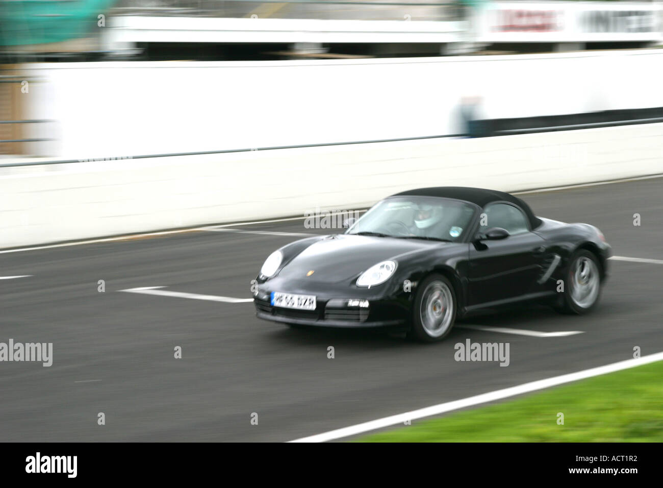 Ein Porshe getrieben um Goodwood Motor Circuit auf einem Track Day Stockfoto