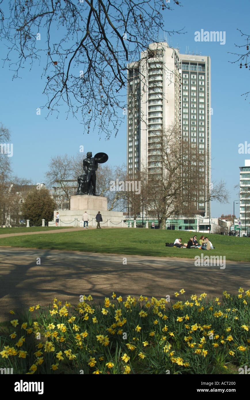 Winterbaum Narzissen & Achilles Statue im Hyde Park erinnern Duke of Wellington mit Hilton Hotel Wolkenkratzer Gebäude in Park Lane London, Großbritannien Stockfoto