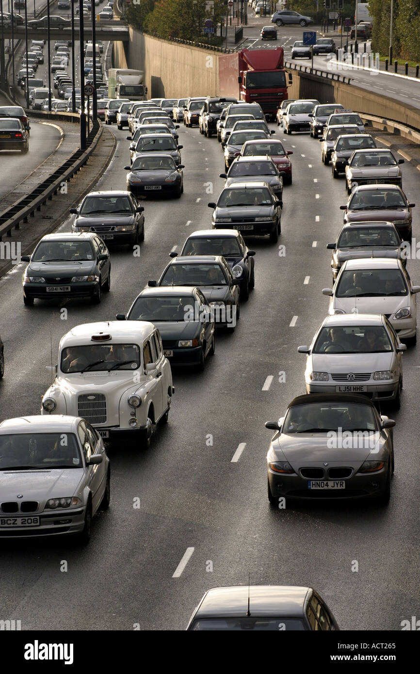 überlasteten Staus Autobahn Fahrbahn Autobahn Verkehr Stau Stau Verzögerung Hauptverkehrszeit Unfall Straße Auto Fahrzeug Transport trans Stockfoto