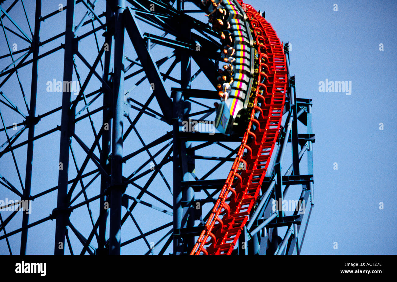 Achterbahnfahrt big Dipper Achterbahn in Blackpool Pleasure Beach bekannt als Valhalla. Lancashire, England. Stockfoto