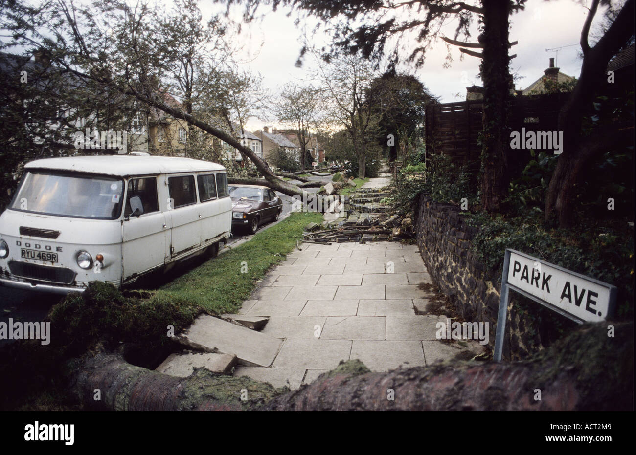 Umgestürzte Bäume und abgebrochene Wände nach dem großen Sturm von 1987 Stockfoto