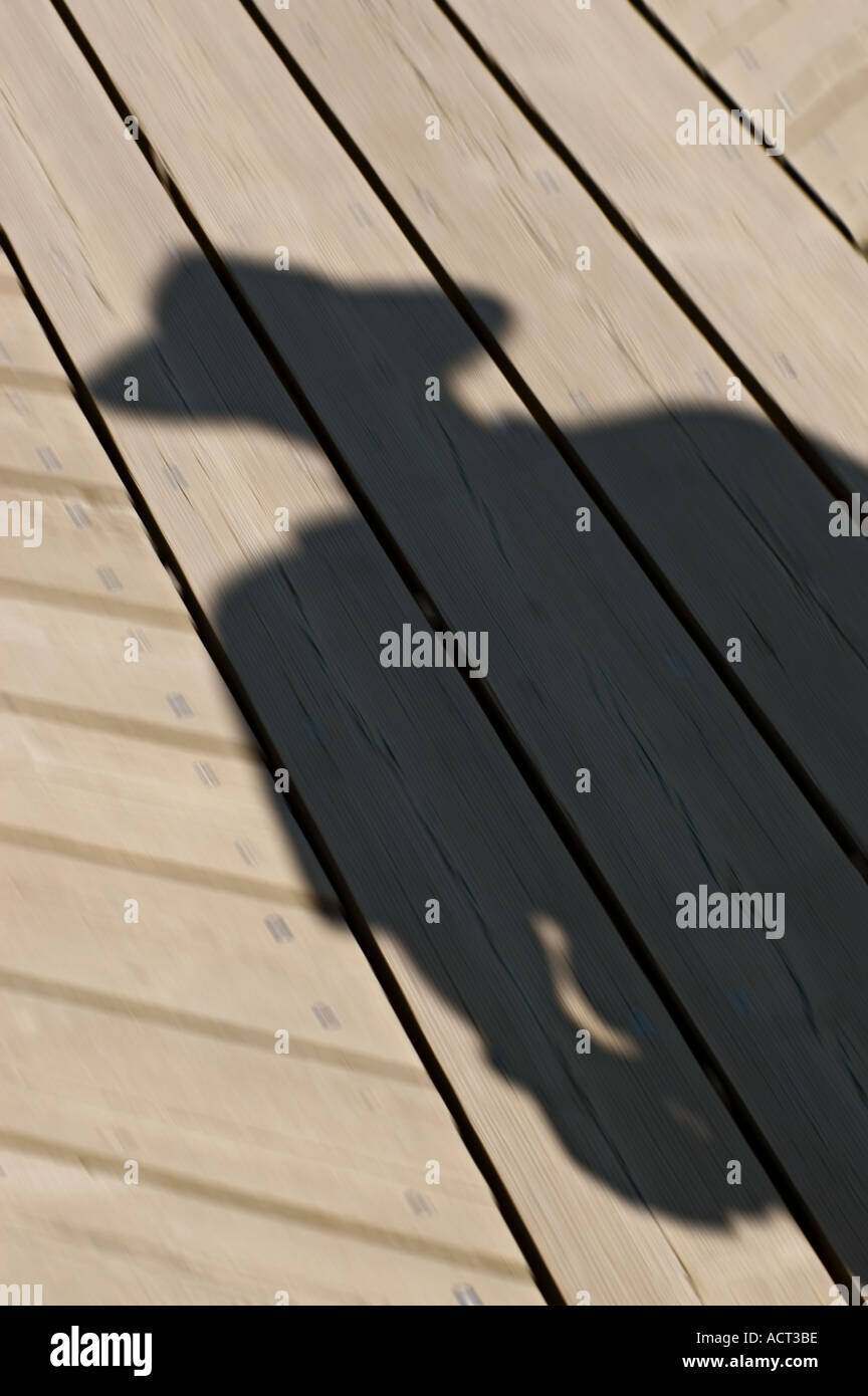 Schatten eines Mannes an Bord Spaziergang mit Bewegungsunschärfe Stockfoto