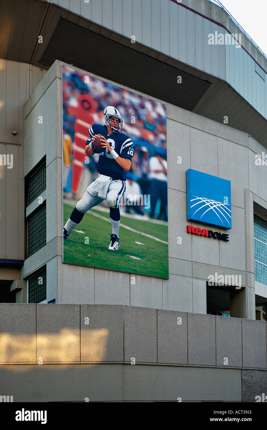 Seite des RCA Dome mit Wandbild von Peyton Manning Indianapolis Indiana Stockfoto