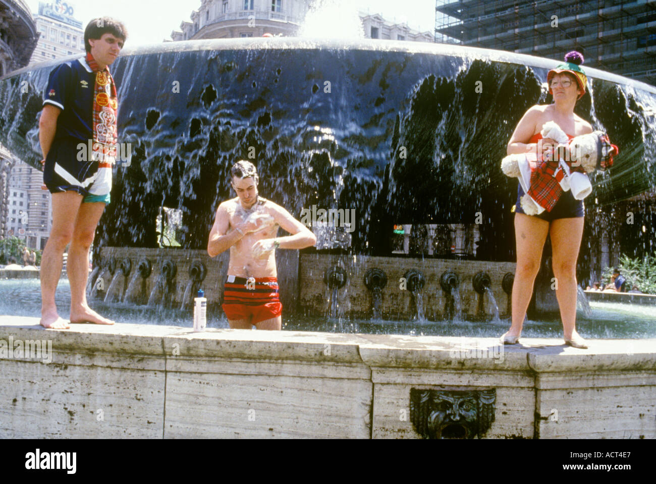 Schottische Fußball-Fans verwenden Brunnen um zu waschen in während der World Cup Italia 90 Genua Italien Stockfoto