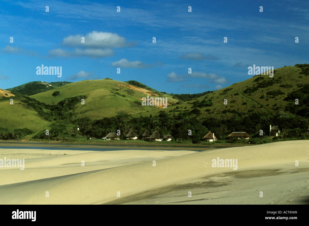 Reet gedeckte Ferienbungalows an der Mündung des Umgazi Flusses Umgazi River Mündung Transkei Eastern Cape in Südafrika Stockfoto