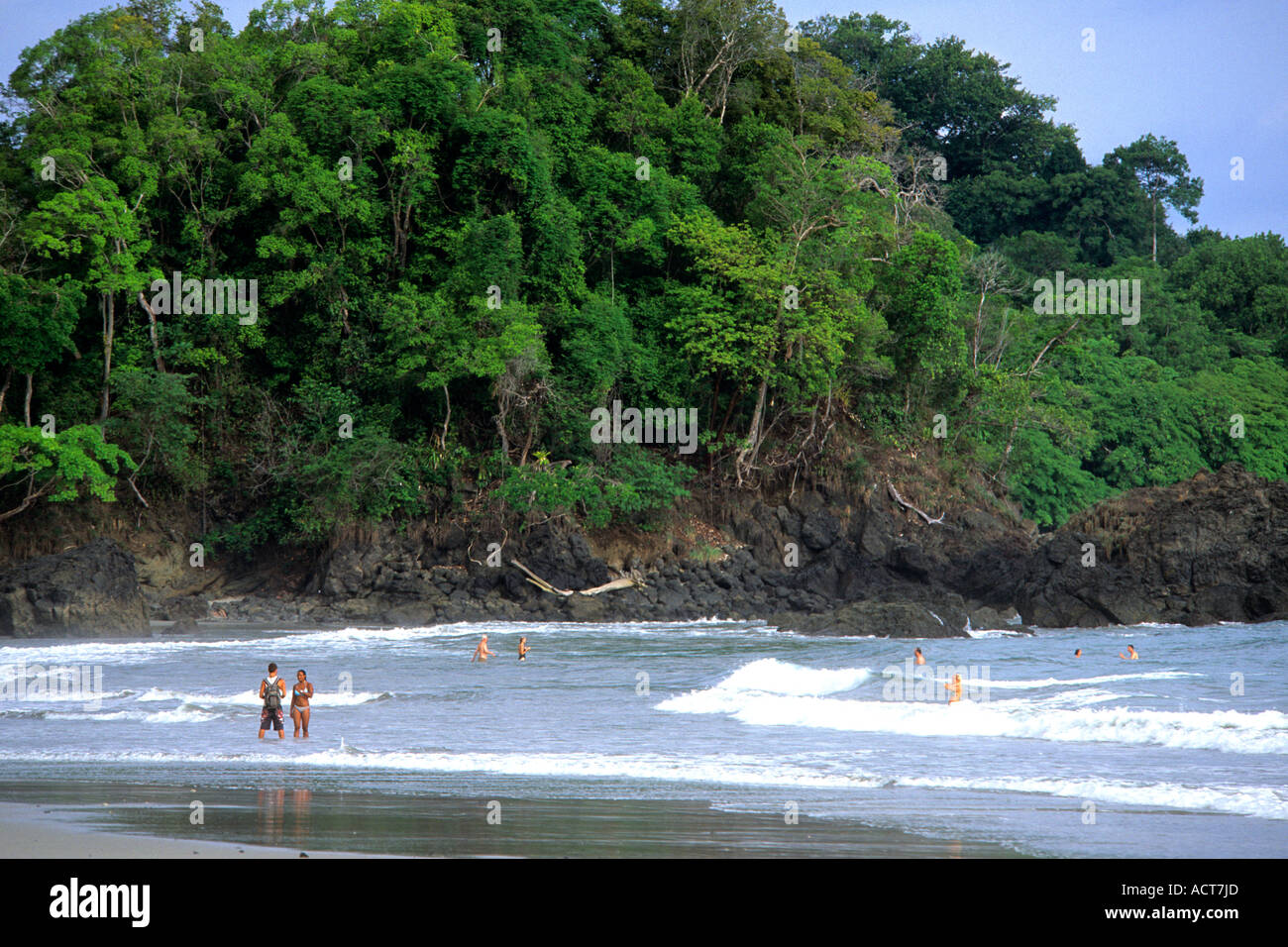 Badegäste am Strand im Nationalpark Manuel Antonio, Quepos Costa Rica Stockfoto