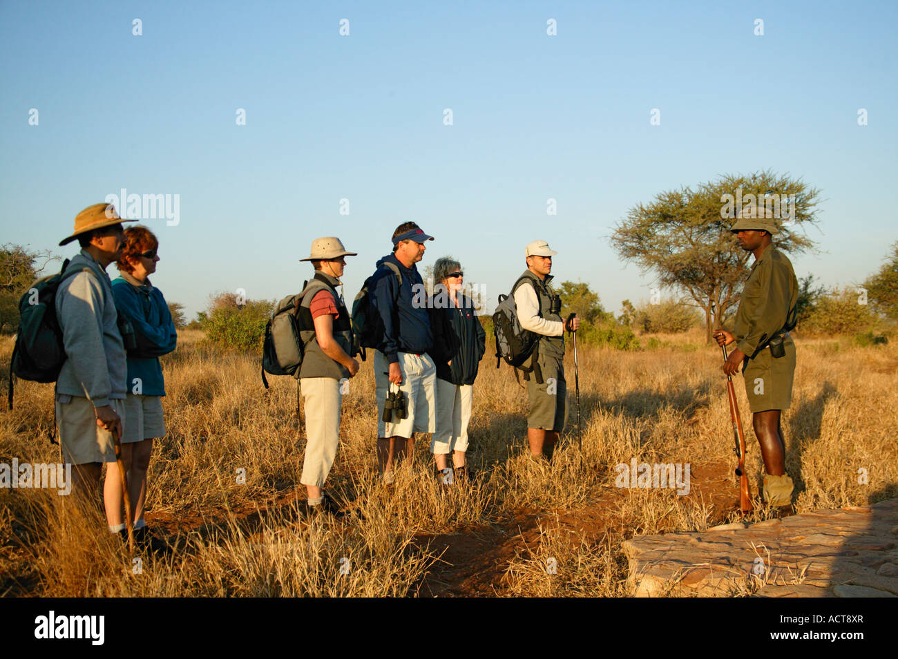 Touristen, die hören von einer bewaffneten GameGuide während unterwegs Sweni Wandern in den Kruger National Park-Südafrika Stockfoto