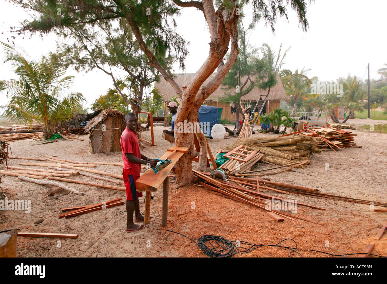 Tischler bauen eine Holztür an einer Outdoor-Lodge-Konstruktion vor Ort Barra Inhambane Provinz Mosambik Stockfoto