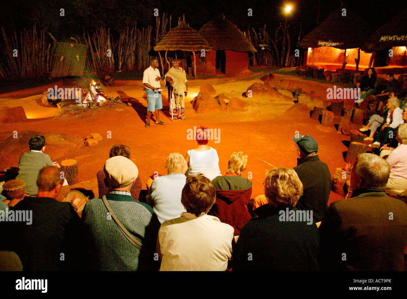 Touristen, die Teilnahme an einem Abend Tanz zeigen im Shangana cultural Village Hazyview Mpumalanga in Südafrika Stockfoto