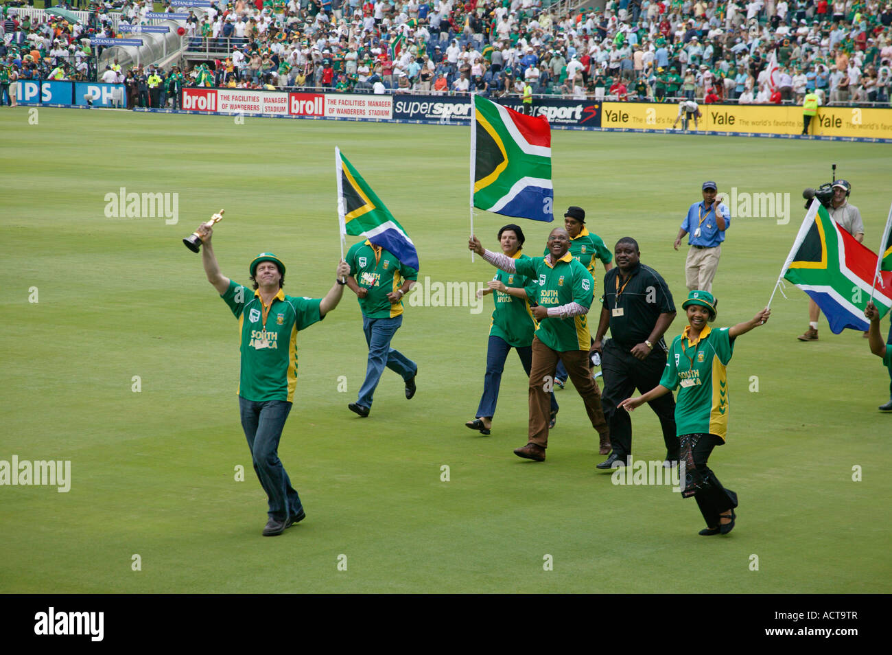 Direktor des Tsotsi Gavin Hood und Darsteller in einer feierlichen Prozession nach Sieg des südafrikanischen team Stockfoto