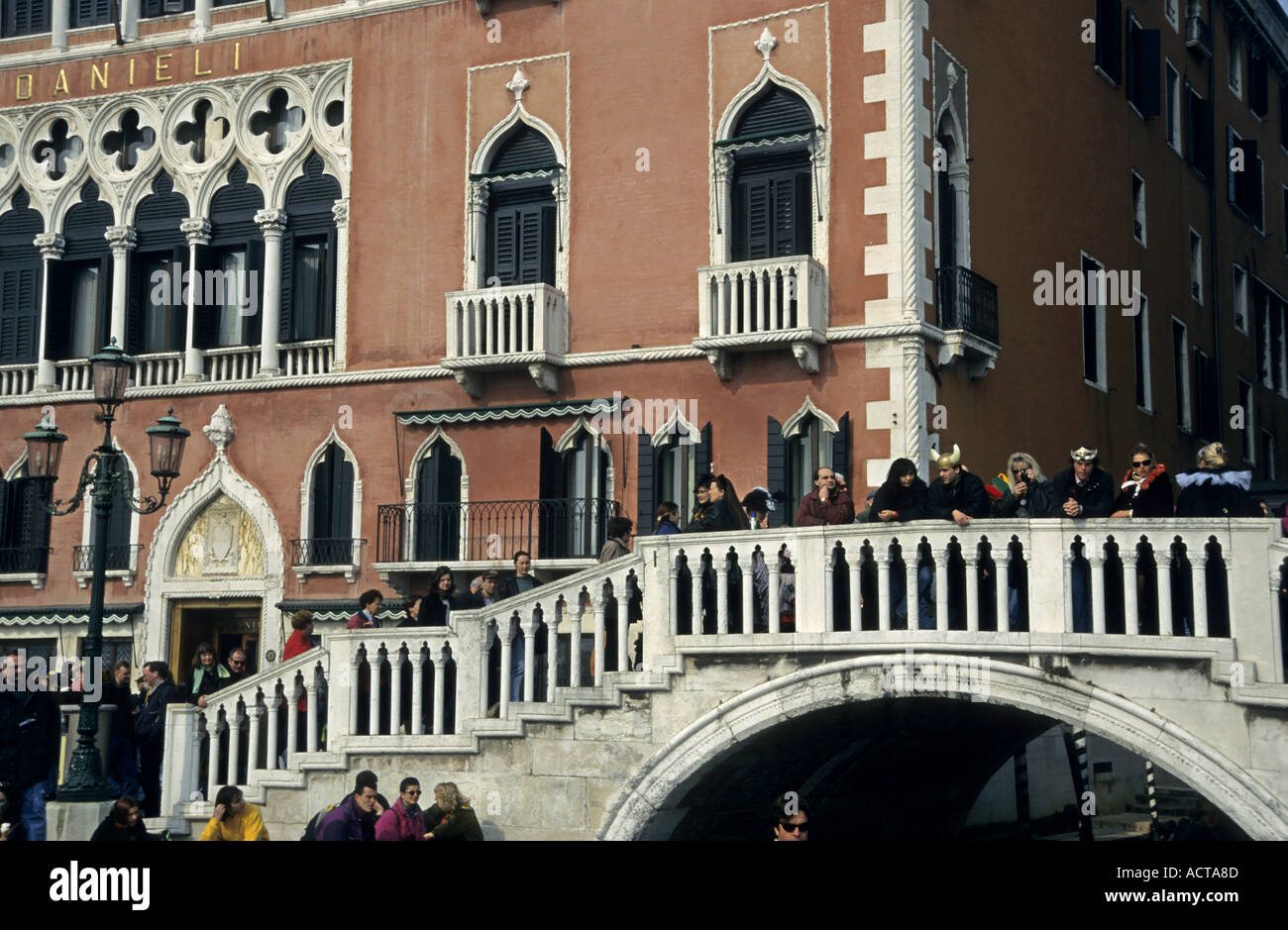 Massen von Touristen auf einer Brücke während des Karnevals, Venedig, Italien. Stockfoto