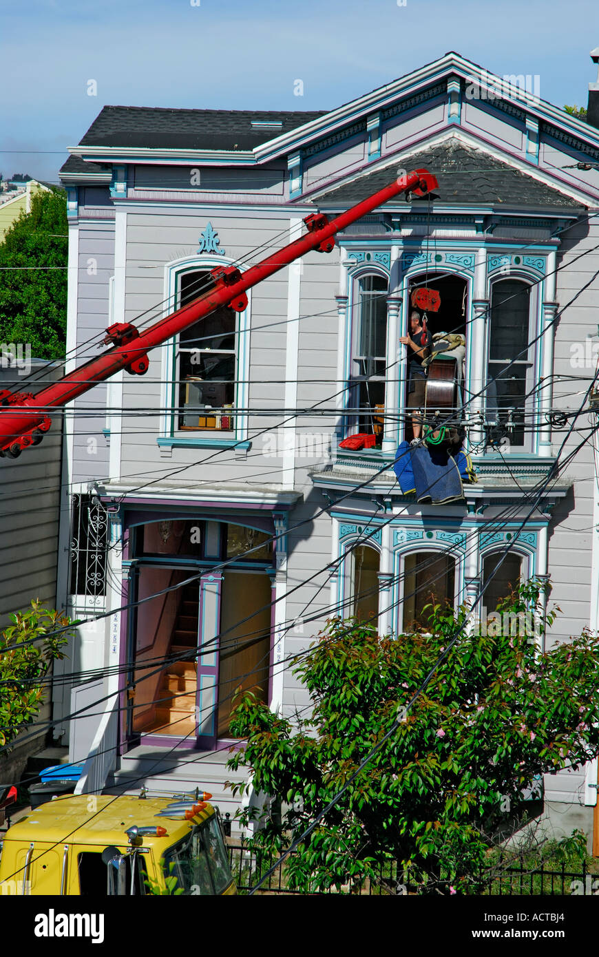 "Moving ein Klavier durch Fenster der obersten Etage eines Hauses, San Francisco" Stockfoto