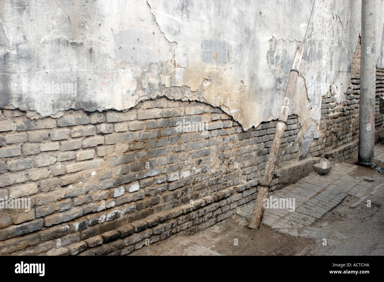 Bröckelnde Wände in Hutong, Peking China Stockfoto