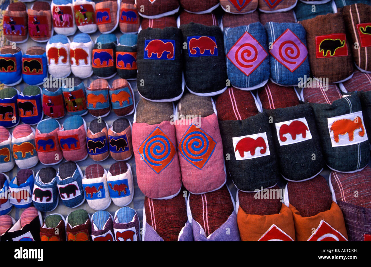 Luang Prabang Laos schöne bunte Muster auf Schuhe verkauft an einem Stand auf dem Nachtmarkt in Luang Prabang Stockfoto