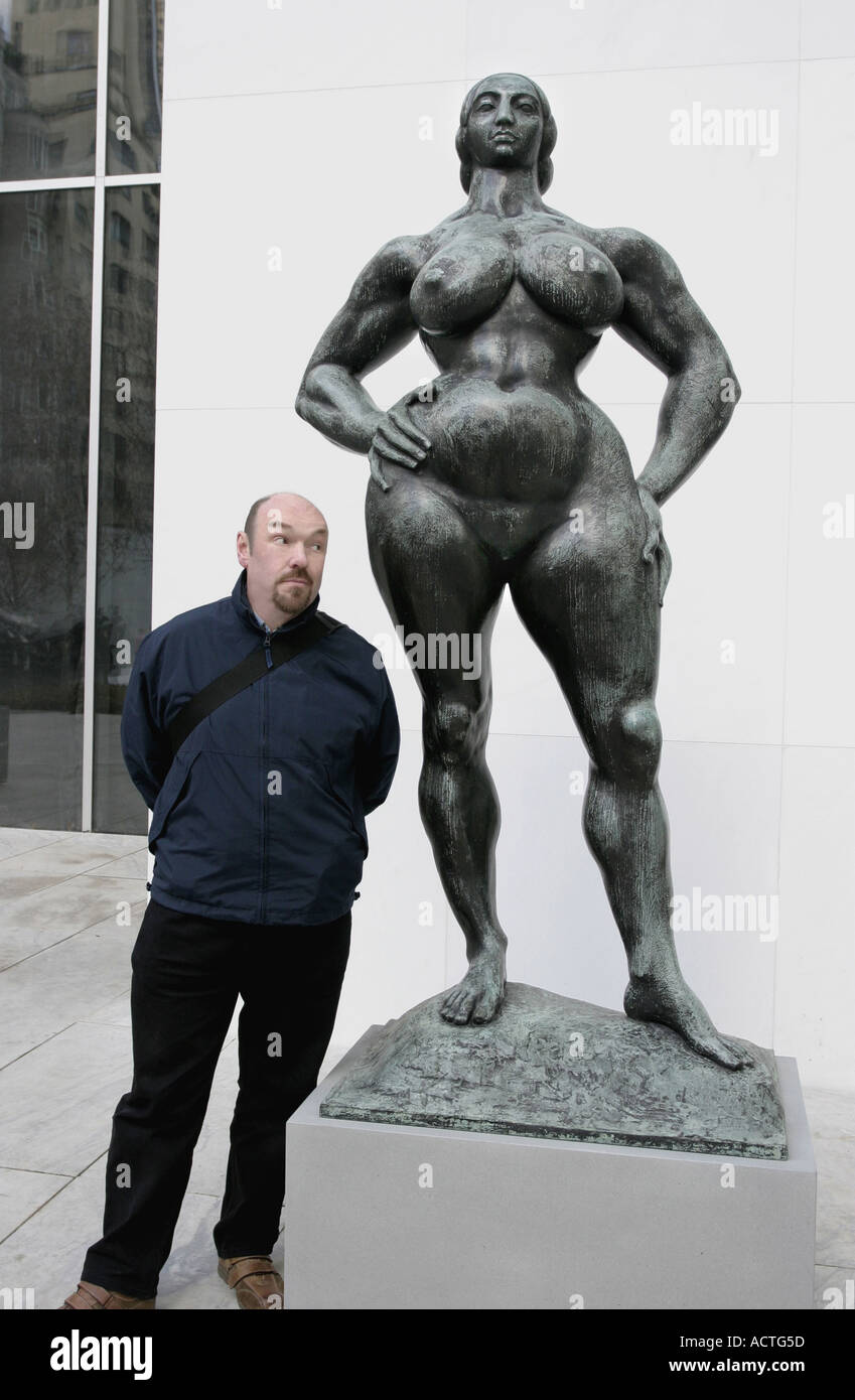 Ein Vistor bewundern, eine Skulptur in der The Museum of Modern Art New York Stockfoto