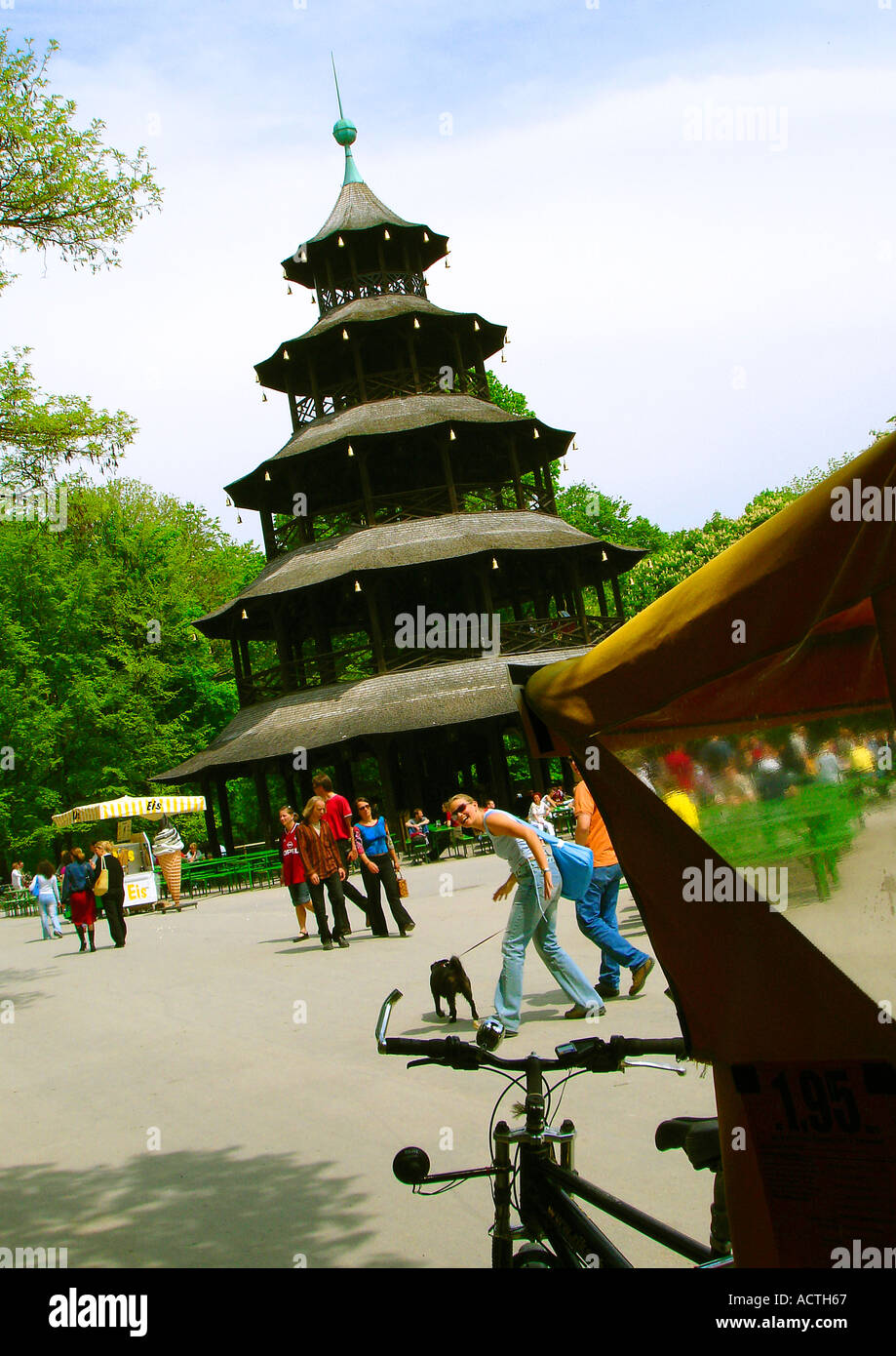 Englischer Garten mit chinesischen Turm im englischen Garten München Mit Chinesischem Turm in München Stockfoto