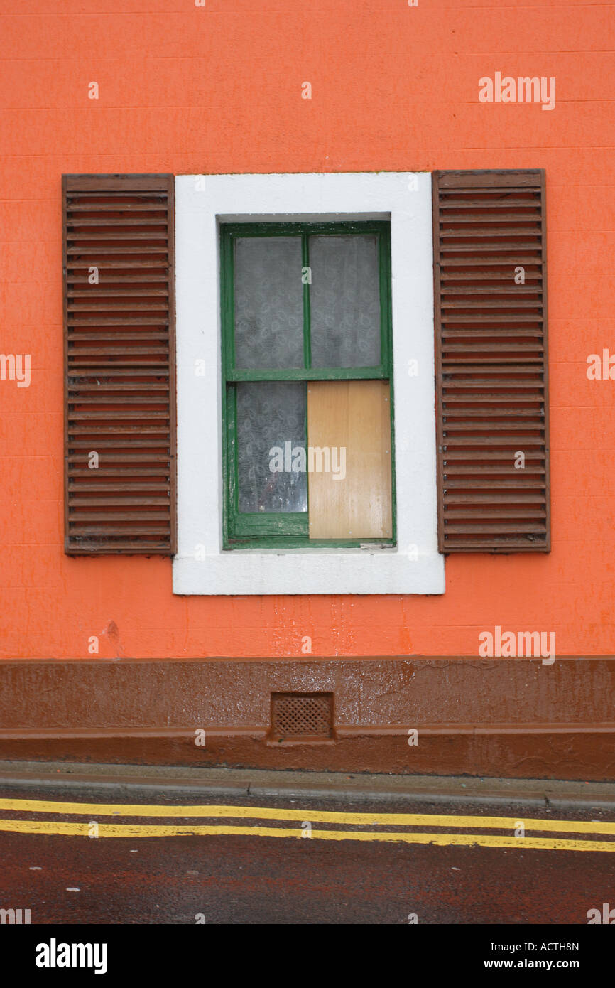 Fensterläden und verschalten Fenster in der Stadt Tain in Easter Ross, Schottland. Stockfoto