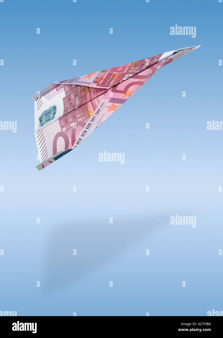 Paperflier hergestellt aus einem Euro-Schein Papierflugzeug aus Euroschein Stockfoto