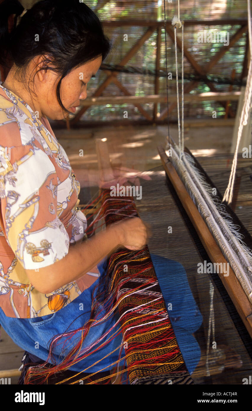 Luang Prabang Laos A Weber am Webstuhl Textilien mit reiche bunte Muster erstellen Stockfoto